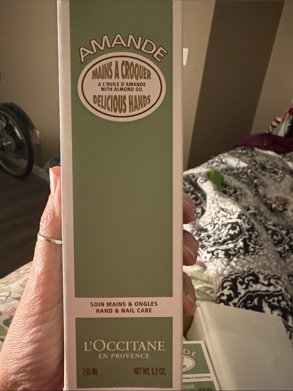 L'OCCITANE Amande Hand & Nail Care Set - Green, White - Picture 4 of 5